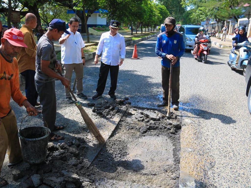 Pj Wali Kota Cek Penambalan Jalan Berlubang di Banda Aceh