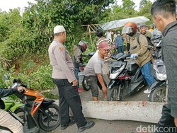 Pohon Besar Tumbang, Lalin Jalur Wisata di Purwakarta Tersendat