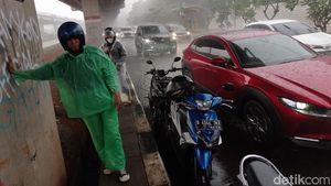 Potret Kolong Tol Becakayu yang Jadi Spot Favorit Berteduh
