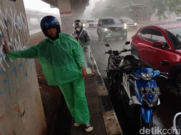 Potret Kolong Tol Becakayu yang Jadi Spot Favorit Berteduh