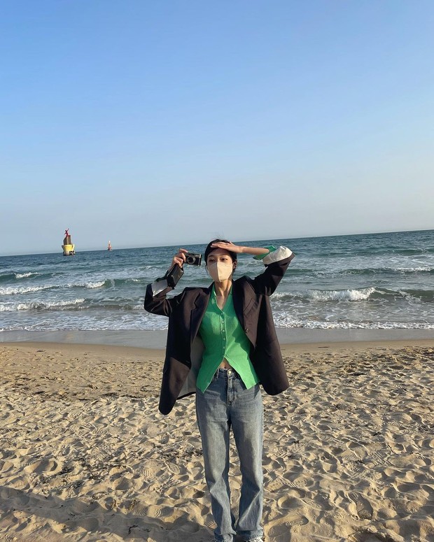Roh Yoon-seo dengan blazer di pantai/Sumber: IG @rohyoonseo