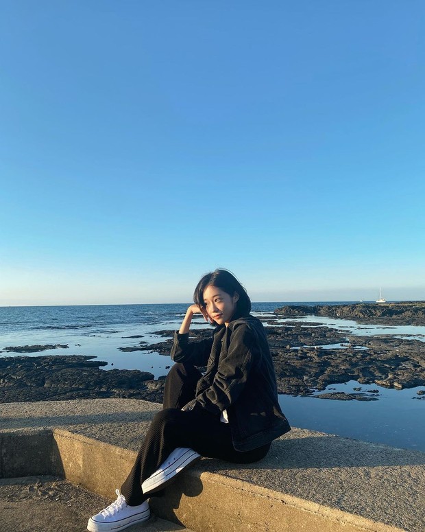 Roh Yoon-seo dengan jaket jeans hitam/Sumber: IG @rohyoonseo