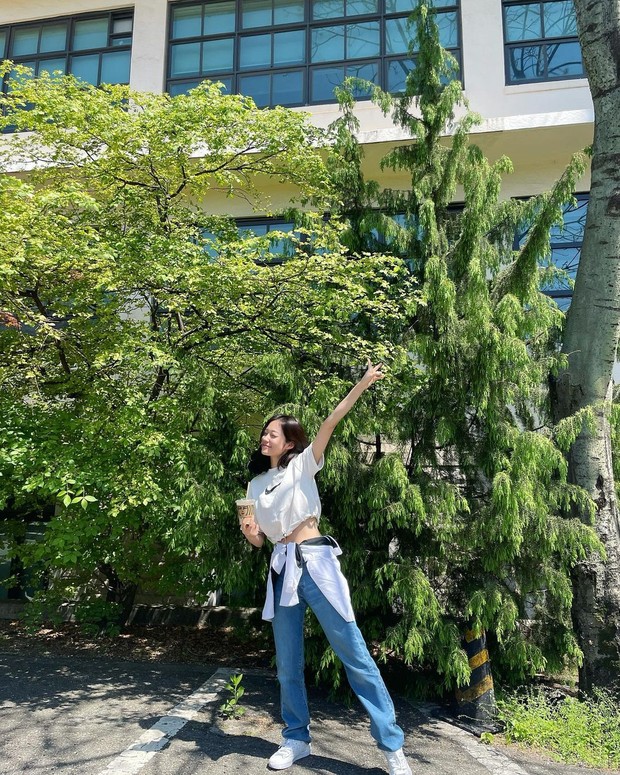 Roh Yoon-seo dengan outfit dominan putih/Sumber: IG @rohyoonseo