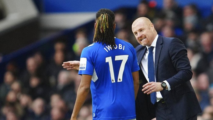 Evertons head coach Sean Dyche, right, talks to Evertons Alex Iwobi during the English Premier League soccer match between Everton and Arsenal at Goodison Park in Liverpool, England, Saturday, Feb. 4, 2023. (AP Photo/Jon Super)