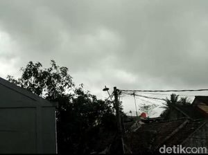 Kumandang Azan Saat Angin Kencang Menerjang Sukabumi