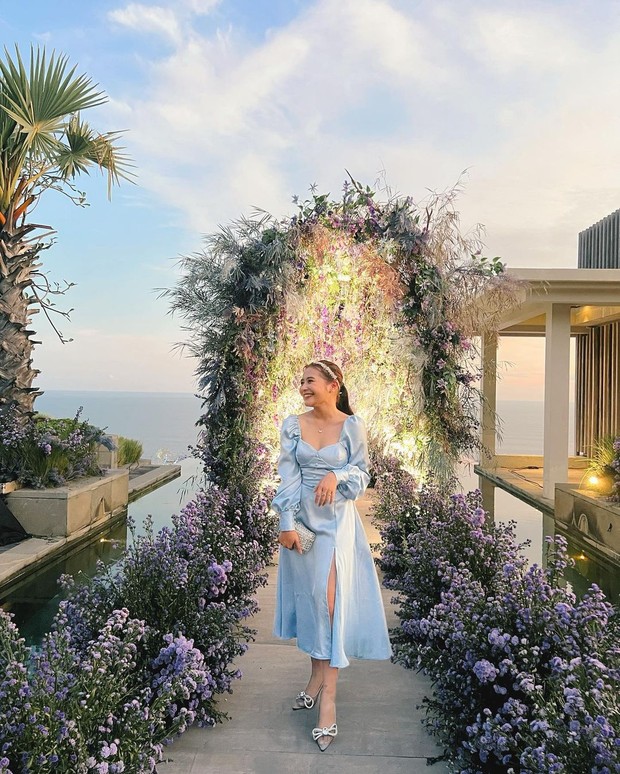 Tampil Feminin dengan Slit Dress ala Prilly Latuconsina Prilly Latuconsina