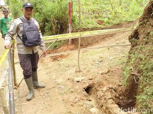 Galian Tiang PJU di Pacitan Keluarkan Asap Bikin Heran Warga Pacitan Galian Tiang PJU di Pacitan Keluarkan Asap Bikin Heran Warga Pacitan