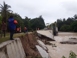 Tanggul Oesao Jebol, Warga Segera Mengungsi Tanggul Oesao Jebol, Warga Segera Mengungsi