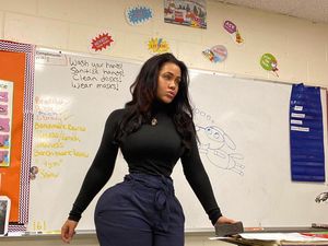 Most Pop: Gaya Guru Ini Dikritik Terlalu Seksi, Bikin Murid Nggak Fokus