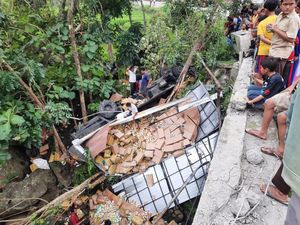 Truk Terjun ke Sungai di Jalan Salatiga-Karanggede, 1 Orang Tewas