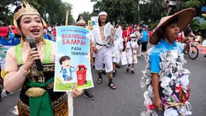 Aksi Siswa dan Guru SD Pangudi Luhur Solo Memungut Sampah Saat CFD