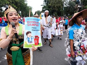 Aksi Siswa dan Guru SD Pangudi Luhur Solo Memungut Sampah Saat CFD
