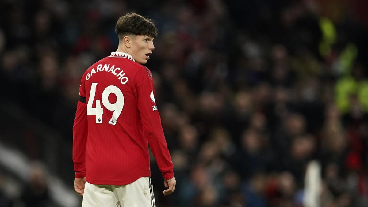 Alejandro Garnacho cemberut usai diganti dalam kemenangan Manchester United atas Crystal Palace. (Foto: AP/Dave Thompson)