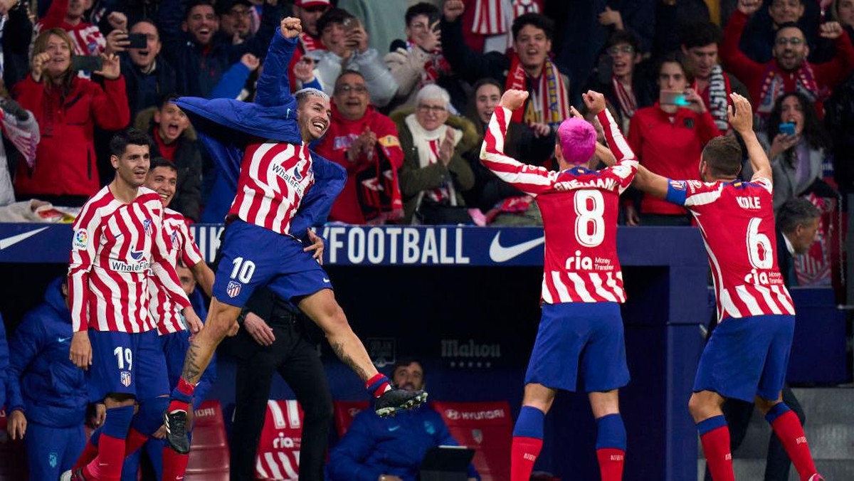 Correa melakukan selebrasi sambil memakai jaket karena sudah diganti pemain lain sewaktu golnya disahkan wasit. Foto: Getty Images/Quality Sport Images