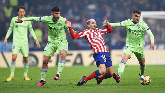 MADRID, SPAIN - FEBRUARY 04: Angel Correa of Atletico de Madrid competes for the ball with Carles Alena and Mauro Arambarri during the LaLiga Santander match between Atletico de Madrid and Getafe CF at Civitas Metropolitano Stadium on February 04, 2023 in Madrid, Spain. (Photo by Denis Doyle/Getty Images)