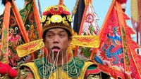 Atraksi Mengerikan Tatung dalam Perayaan Cap Go Meh di Singkawang