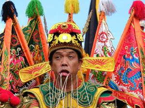 Atraksi Mengerikan Tatung dalam Perayaan Cap Go Meh di Singkawang Atraksi Mengerikan Tatung dalam Perayaan Cap Go Meh di Singkawang