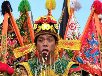 Atraksi Mengerikan Tatung dalam Perayaan Cap Go Meh di Singkawang