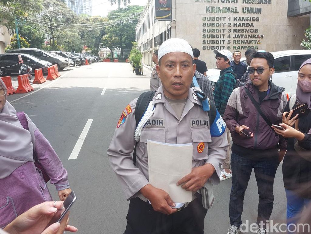 Bripka Madih Sebut Pengajuan Pengunduran Diri dari Polri Belum Disetujui Bripka Madih Sebut Pengajuan Pengunduran Diri dari Polri Belum Disetujui