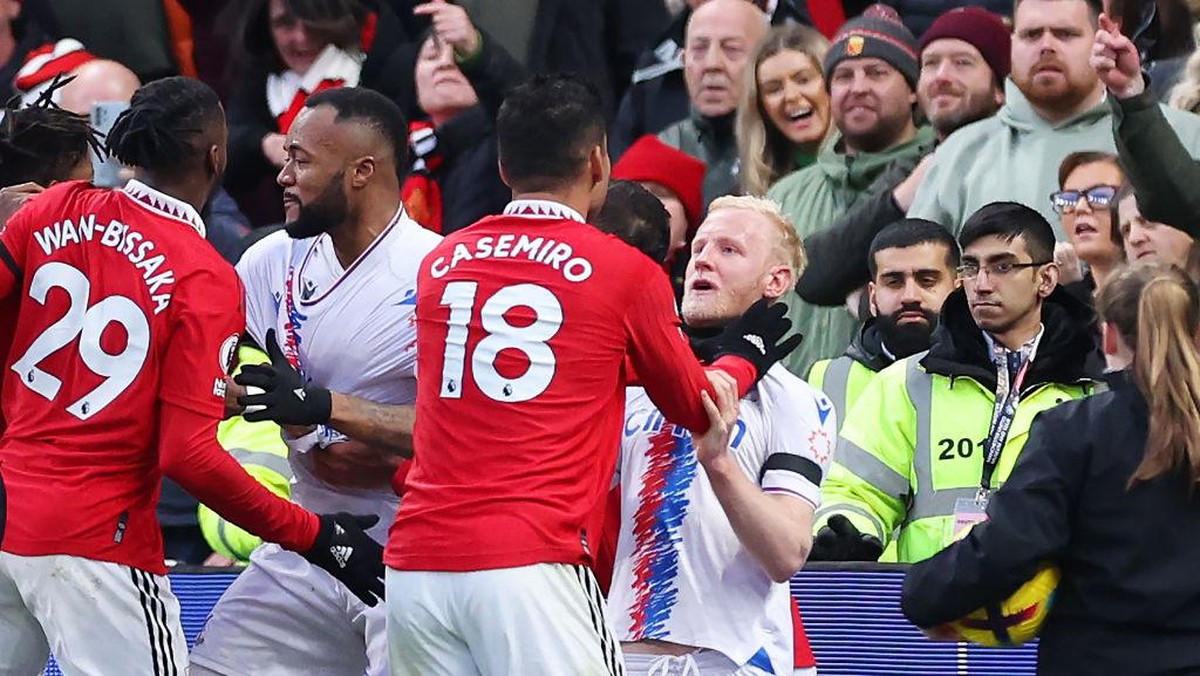 Aksi Casemiro mencekik Will Hughes di laga Manchester United vs Crystal Palace. (Foto: Getty Images/Alex Livesey)