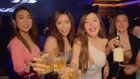 Potret Dewi Bichu, Aspri ke-103 Hotman Paris Saat Hangout di Bar