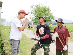 Relawan Ganjar Ajak Warga Desa Bojongloa Gotong Royong Bersihkan Sungai