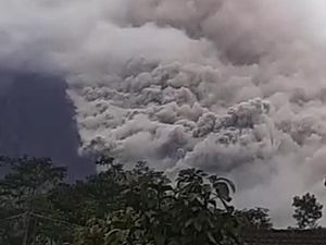 Angin Berembus Kencang Usai Semeru Erupsi, Relawan: Ojok Panik!