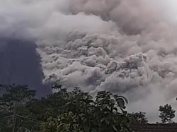 Angin Berembus Kencang Usai Semeru Erupsi, Relawan: Ojok Panik!