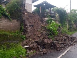 Senderan Rumah Warga Jembrana Longsor hingga Tutupi Badan Jalan Senderan Rumah Warga Jembrana Longsor hingga Tutupi Badan Jalan
