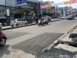 Sempat Bikin Macet, Jalan Amblas di Ciputat Sudah Diperbaiki
