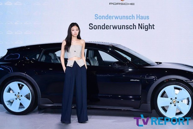 Jennie bersama mobil