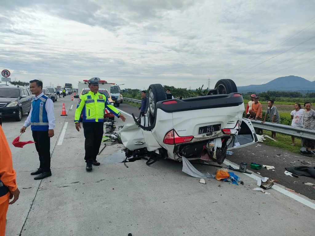 Diduga Sopir Ngantuk, HRV Terbalik Usai Tabrak Pembatas Jalan di Tol Ngawi