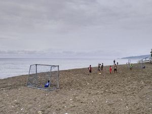 Main Bola Dulu Tarik Perahu Nelayan Kemudian