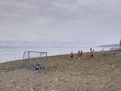 Main Bola Dulu Tarik Perahu Nelayan Kemudian