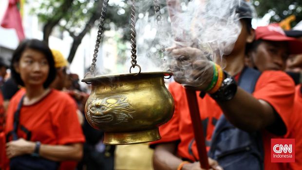 Warga menyaksikan kirab Toa Pe Kong di kawasan Jalan Pancoran, Pecinan Glodok, Jakarta Barat. Minggu (5/2/2023). CNN Indonesia / Andry Novelino