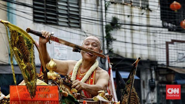 Warga menyaksikan kirab Toa Pe Kong di kawasan Jalan Pancoran, Pecinan Glodok, Jakarta Barat. Minggu (5/2/2023). CNN Indonesia / Andry Novelino
