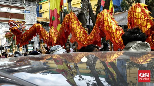 Warga menyaksikan kirab Toa Pe Kong di kawasan Jalan Pancoran, Pecinan Glodok, Jakarta Barat. Minggu (5/2/2023). CNN Indonesia / Andry Novelino