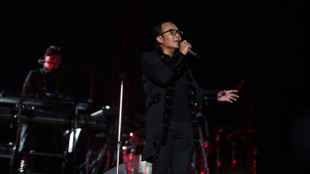 Vokalis Dewa 19 Ari Lasso tampil dalam konser Dewa 19 di Jakarta International Stadium (JIS), Jakarta, Sabtu (4/2/2023). Konser bertajuk 