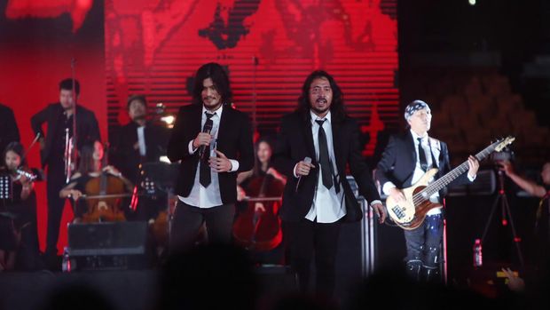 KONSER DEWA 19 DI JIS Mantan vokalis Band Dewa 19 Virza (kiri) dan Ello (kanan) tampil bersama dalam konser Dewa 19 di Jakarta International Stadium (JIS), Jakarta, Sabtu (4/2/2023). Konser bertajuk