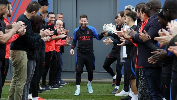 PARIS, FRANCE - JANUARY 04: Leo Messi is congratulated by teammates and staff as he returns to a Paris Saint-Germain training after his World Cup title on January 04, 2023 in Paris, France. (Photo by Paris Saint-Germain Football/PSG via Getty Images)