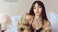 7 Gaya Seksi Lisa BLACKPINK Pemotretan di Paris, Pakai Kalung Rp 29 M
