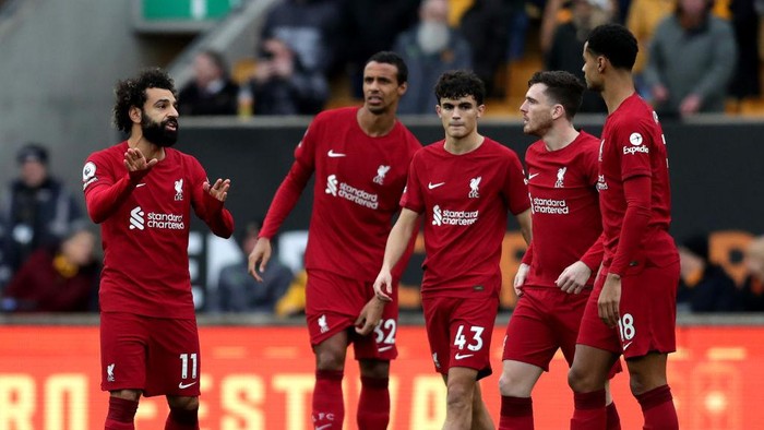WOLVERHAMPTON, ENGLAND - FEBRUARY 04: Mohamed Salah of Liverpool makes a point his team mates prior to the kick off of the Premier League match between Wolverhampton Wanderers and Liverpool FC at Molineux on February 4, 2023 in Wolverhampton, United Kingdom. (Photo by MB Media/Getty Images)