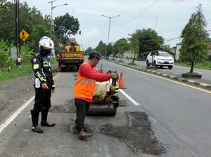Pagi Ditanami Pohon, Jalur Wira-Wiri Jokowi Jalan Jogja-Solo Langsung Ditambal Pagi Ditanami Pohon, Jalur Wira-Wiri Jokowi Jalan Jogja-Solo Langsung Ditambal