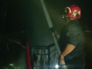 Penampakan Pasar Terong di Makassar Terbakar, Warga Bantu Padamkan Api Penampakan Pasar Terong di Makassar Terbakar, Warga Bantu Padamkan Api