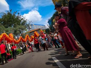 Ribuan Warga Padati Kawasan Glodok untuk Rayakan Cap Go Meh Ribuan Warga Padati Kawasan Glodok untuk Rayakan Cap Go Meh