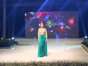 Model Remaja Dunia Lenggak-lenggok di Panggung Bali