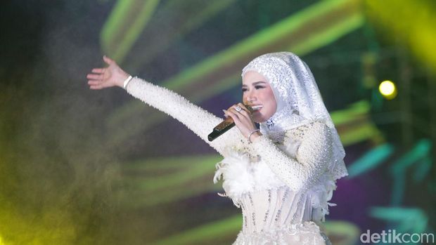 Mulan Jameela duet dengan Elvy Sukaesih.