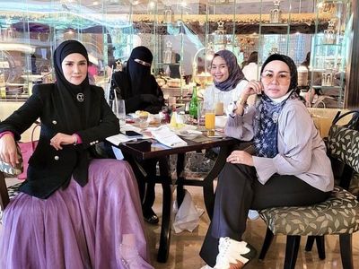 Serunya Mulan Jameela Saat Kulineran Bareng Keluarga dan Teman