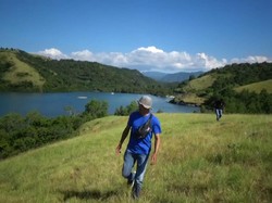 Nanga Lok, Teluk Cantik dalam Balutan Bakau dan Bukit Sabana di Flores