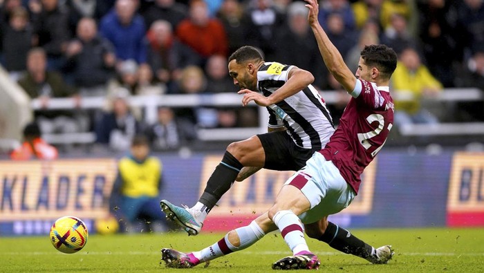 Newcastle Uniteds Callum Wilson, right, and West Ham Uniteds Nayef Aguerd battle for the ball, during the English Premier League soccer match between Newcastle United and West Ham United, at St. James Park, in Newcastle upon Tyne, England, Saturday, Feb. 4, 2023. (Owen Humphreys/PA via AP)